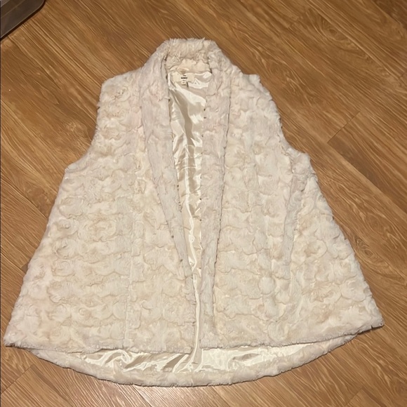 Entro Cream faux fur Vest has pockets. Like new. Size XL lined - Picture 1 of 4